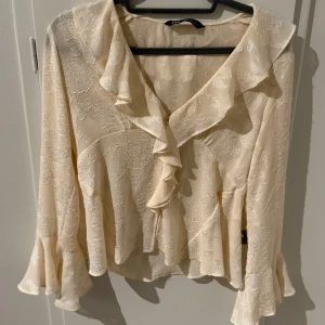 Zara blus - Väldigt fin Zara blus, säljer då jag aldrig använder den. Finns inga skador på blusen eller något liknande. Passar S också💕