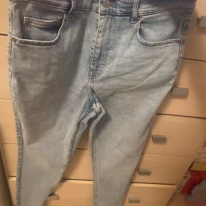  skinny jeans  - Ett par skinny high waist jeans från hm. Helt oanvända. Säljer från min mamma. Stretchiga ocj väldigt fina. Bra present eller julklapp 