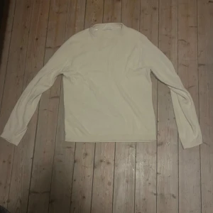 Stickad tröja - Säljer en stilren beige tröja från Selected Homme. Den är våffelstickad och är o strl M. Den är sparsamt använd i 3 månader.  Priset är 150kr