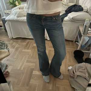 Blå bootcut jeans - De mest perfekta low waist bootcut jeansen ifrån levis!!❤️❤️ tyvärr är de lite för små i midjan för mig😭 då är lite trasiga längst ned men inget som syns när man har på sig de!! ( kan skicka bild ) 