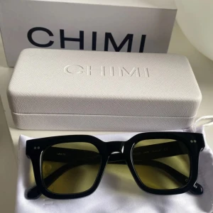 Svarta solglasögon med gult glas från Chimi - Snygga svarta solglasögon från Chimi med en klassisk fyrkantig form. Modellen LAB 23 har gula linser och en stilren design. Perfekta för att ge en cool touch till din outfit. Pris kan diskuteras 