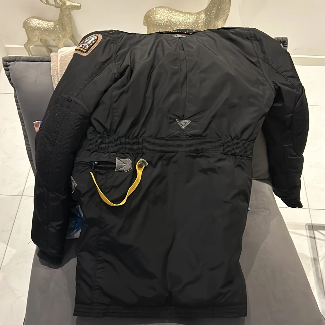 Svart parkajacka med pälsdetaljer från Parajumpers - 93