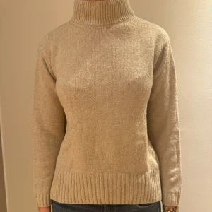 Stickad tröja  - Söt beige stickad tröja. Perfekt för vintern/hösten🌺