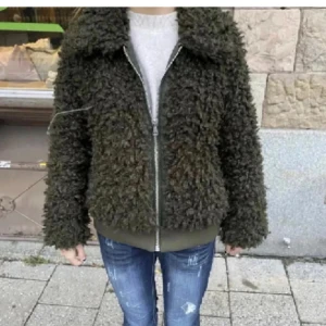 Svart teddyjacka med dragkedja - Säljer jackan på bilden fast i svart från H&M. Jackan har endast använts någon gång så är i nyskick, i storlek S. Har inga bilder med den på för den har blivit för liten❣️