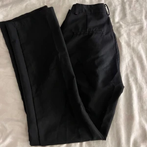 Svarta kostymbyxor från Bikbok!  - Svarta kostymbyxor från Bikbok i storlek 38! Dessa är använda men de är inget fel på dem. Säljer dessa för att dom ej passar längre! 