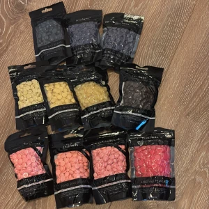 Pearlwax hårdvaxpärlor - Säljer Pearlwax hårdvaxpärlor för professionell hårborttagning hemma. Perfekt för att ta bort oönskat hår utan remsor. Finns i flera färger och varje påse innehåller 100g vaxpärlor. Alla påsar är oöppnade.                                                       Styckpris 50kr, alla för 500kr 
