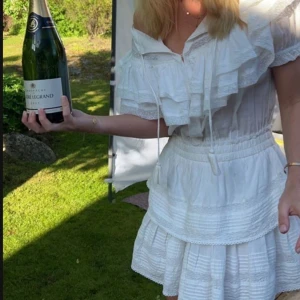 Vit klänning med volanger - Säljer en liknande klänning som den på första bilden, perfekt till student eller skolavslutning ☺️