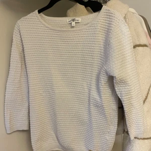 Vit tröja från Hampton Republic - Säljer en stilren vit tröja från Hampton Republic i storlek S. Tröjan har trekvartsärmar och ett diskret randigt mönster. Perfekt för både vardag och lite finare tillfällen. Superbekväm och lätt att matcha med andra plagg 🌟