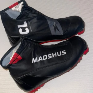 Pjäxor längdskidor  - Använt dom vid några tillfällen på rullskidor. Jättefint skick!