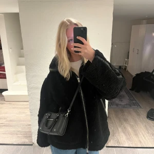 Svart väska  - Svart väska från HM. Jätte bra skick använd 1-2 gånger endast. 