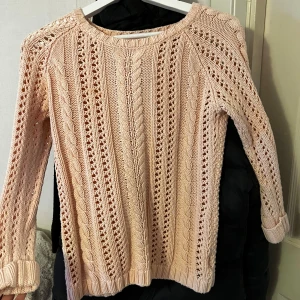 Aprikos stickad tröja - Fin stickad tröja med kvartsarm 