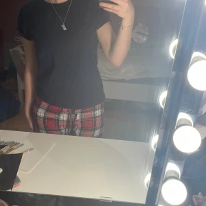 Pyjamas set från Cubus - Säljer en enkel mörkblå t shirt i XS tillsammans med ett par skitsnygga röda pyjamas byxor i XS. Använt ett par gånger.
