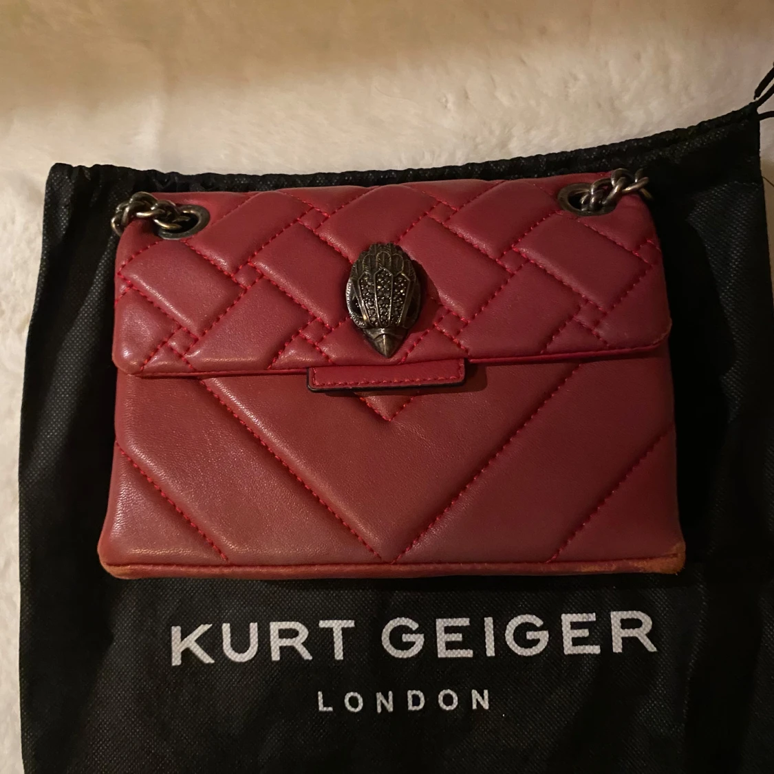 Röd quiltad axelväska från Kurt Geiger