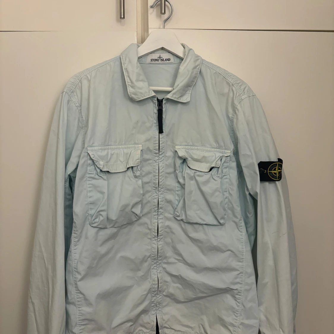 Ljusblå overshirt från Stone Island