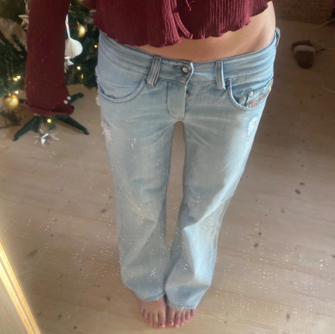 Ljusblå jeans med slitningar