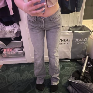 Gråa jeans  - Oanvända, gråa, lite baggy jeans 💕
