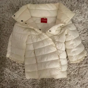 Herno jacka  - Jättefin vit herno liknande jacka från guess med nitar 💕