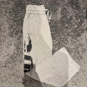 Gasp byxor - Säljer ett par gaspmjukisbyxor. Byxorna har snörning i midjan för justerbar passform och är perfekta för en avslappnad stil och till gymmet