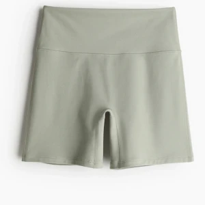 Gröna träningsshorts från HM - Snygga gröna träningsshorts med hög midja. Perfekta för gymmet eller löprundan. De är tillverkade i ett stretchigt material som ger en bekväm passform.