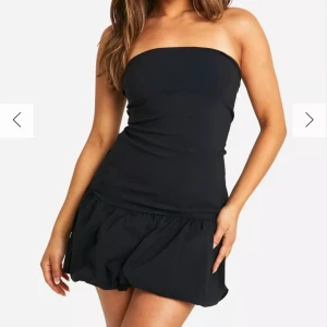 Svart klänning - Trendig och super fin svart axelbandslös klänning, perfekt till både nyår och sommaren!! Säljer i storlekarna 38 och 40 men dom är som xs/s och s/m