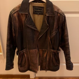 Vintage skinnjacka  - Köpt secondhand! Ball patina, har använt mycket men nu vill jag ge den liv till nån annan! I bra skick:) jag är 171 lång. Medium ish skulle jag väl säga. 