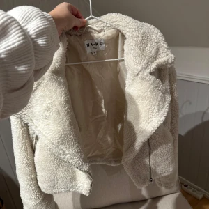 Vit teddyjacka från NA-KD - Mysig vit teddyjacka från NA-KD med dragkedja. Använd fåtal gånger. 