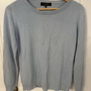 Ljusblå tröja från Selected Femme - Säljer en stilren ljusblå tröja från Selected Femme. Tröjan har en rund halsringning och långa ärmar, perfekt för en avslappnad look. Den är tillverkad i ett mjukt material som känns skönt mot huden.