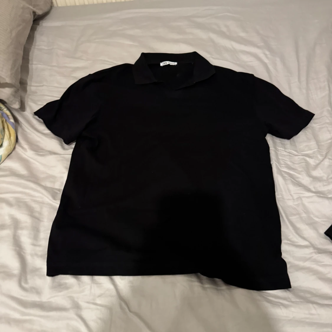 Svart kortärmad t-shirt med krage från Zara