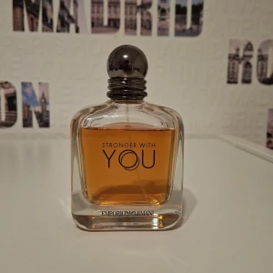 Stronger With You parfym från Emporio Armani - Säljer en parfym från Stronger with you. Det är en 100 ml parfym, men nu finns det ungefär 90 ml kvar. Om du har andra frågor är det bara att skicka ett meddelande ✅️
