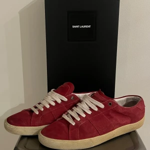  Saint Laurent skor - Säljer dessa snygga Saint Laurent skor då jag ej vill ha dom längre| skicket är ganska bra ( fler bilder går o lösa vid intresse) | storlek 41,5 passar 42| allt og tillkommer| pris kan diskuteras| hör gärna av dig vid frågor och funderingar