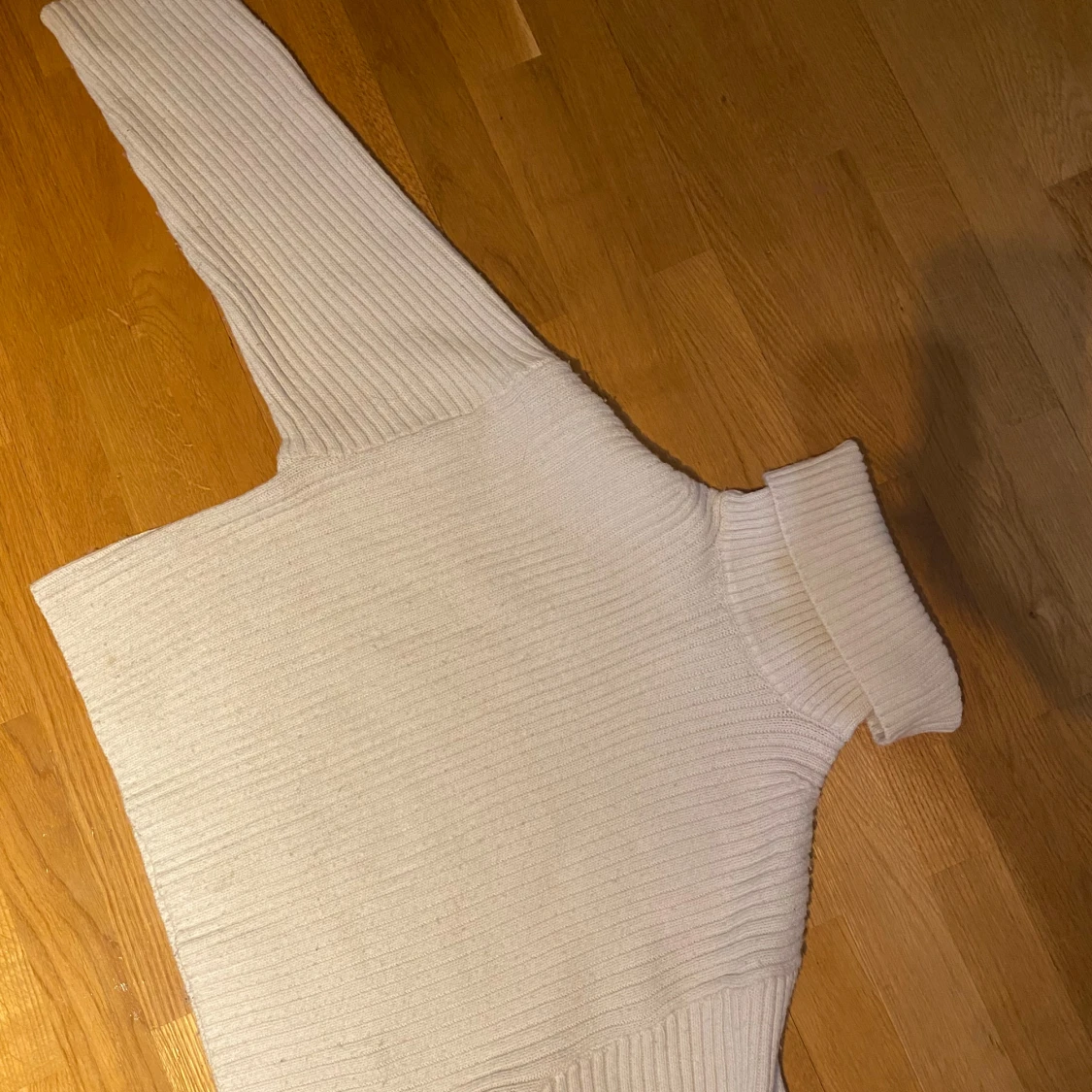 Vit stickad polotröja från H&M