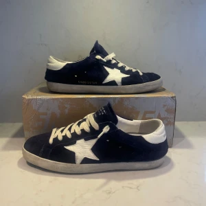 Mörkblå golden goose - Hola👋🏼• Säljer dessa as snygga mörkblåa sneakers från Golden Goose• Skick 8/10• Storlek 42• Pris 2999kr (köpta från Plick)• Skriv pm för fler frågor och bilder• Caio👋🏼
