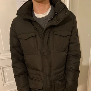 Olivgrön vinterjacka från Geox - Säljer en olivgrön fieldjacka från Geox. Jackan är perfekt för kalla dagar och har en skön passform. Den har knappt blivit använd och är i perfekt skick. (nypris 2200 kr) priset kan diskuteras