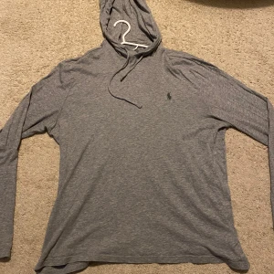 Ralph Lauren hoodie - Grå Ralph lauren hoodie med liten defekt på ryggen (se sista bild) storlek S.