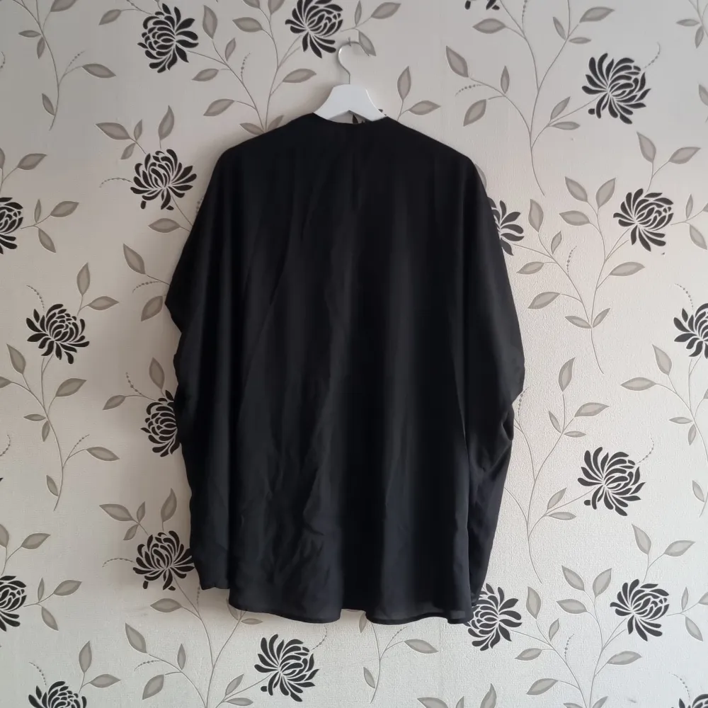 Elegant svart kavaj från Charlotte Russe, med glittrande paljettkant. Perfekt för att lägga till lite glamour till din outfit. Kavajen har en öppen design och är tillverkad i ett lätt material. Storlek Xs men passar även större storlekar.. Puserot.