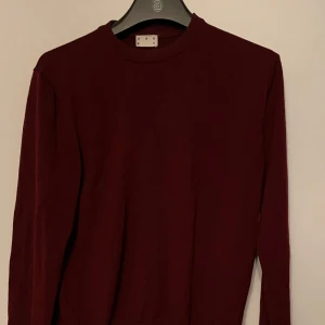 Vinröd tröja från asket - Snygg vinröd tröja från asket med rund hals och långa ärmar. Perfekt för kyligare dagar och kan enkelt matchas med olika outfits. Storlek S, nypris 1000 kr. Väldigt bekväm och ganska tun 