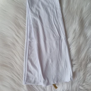 Ny lycra hijab  - Helt ny lycra hijab i färgen vit, längd 180cm bredd 65cm. Kolla in min profil för fler färger.
