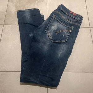 Dondup George blå  - Säljer ett par blå jeans med schyssta slitningar framtill, modellen är George och storleken är 31, nypris på dessa är 3500, hör av dig vid frågor och funderingar! 