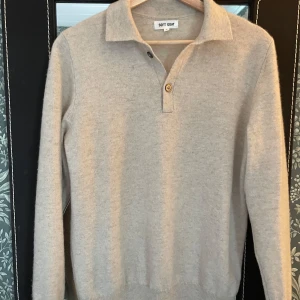 Soft goat tröja - Säljer nu min soft goat tröja i 100% Kashmir, den är i storlek s, passar någon runt 175, tröjan har inga defekter eller liknade, hör av er vid funderingar.