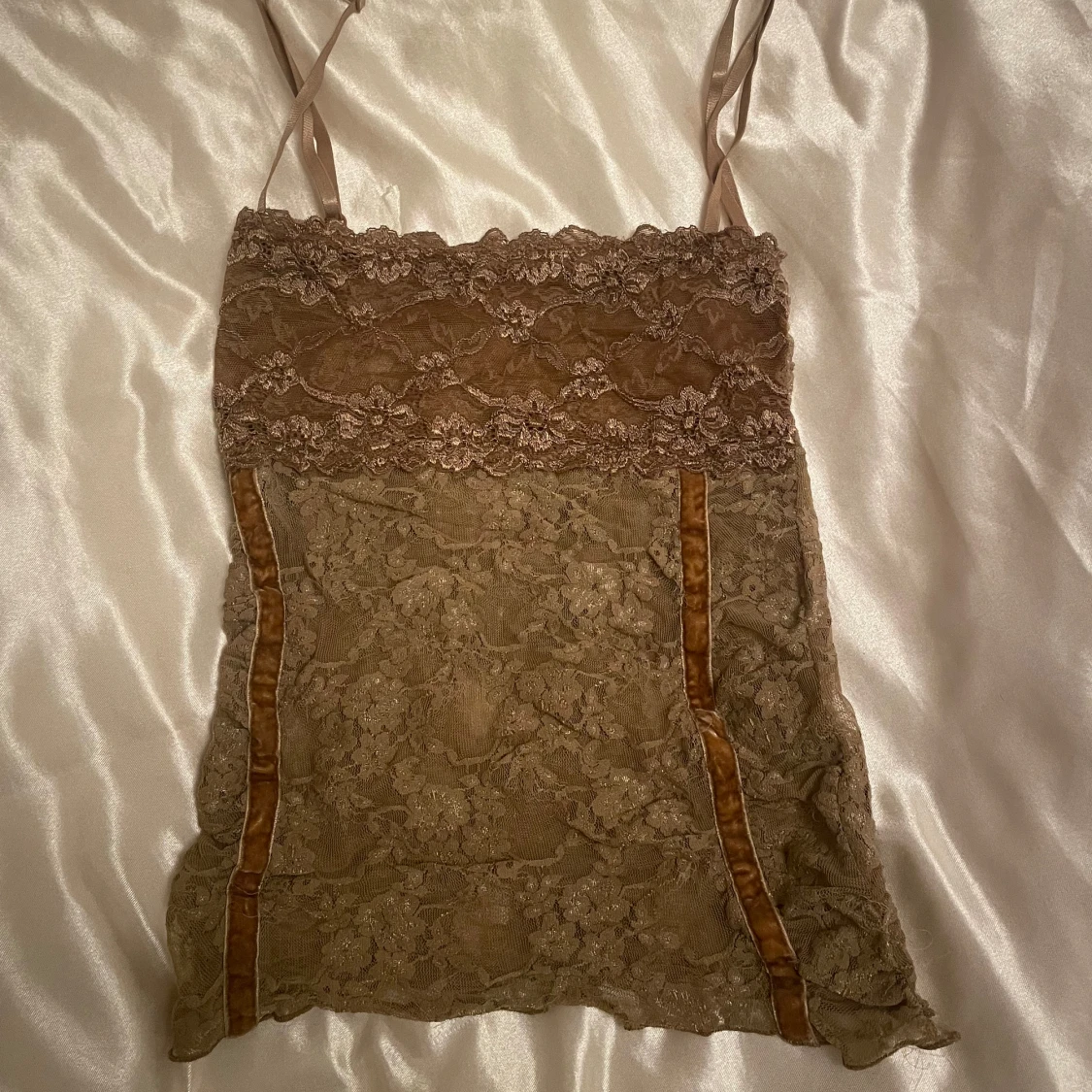 Brunt spetslinne - 90