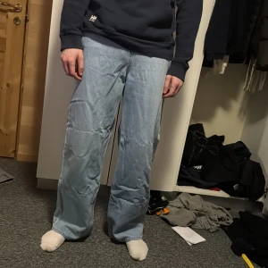 Ljusblå Levis jeans - Säljer ett par Levis jeans i modellen "high loose" helt nya endast testade. Nypris 800