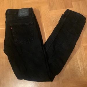 Svarta Levis 511 jeans - Säljer ett par svarta Levis 511 jeans. De har en klassisk design med fem fickor och en dragkedja. Perfekta för dig själv eller till julklapp. Knappt använda så skicket är 8/10. 