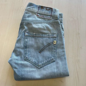 Dondup jeans - Snygga ljusblå jeans med en slim passform. Perfekta för en avslappnad stil. De har en klassisk femficksdesign och är tillverkade i ett bekvämt denimtyg.