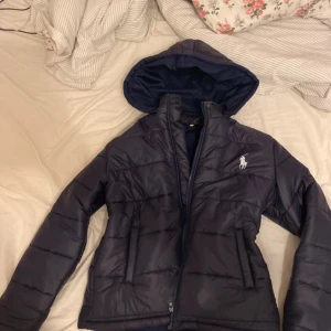 Ralph Lauren  - Verkligen jätte fin jacka som är perfekt nu till vintern eller hösten❤️Ni har också en bild på hur den sitter på!! OBS!! Det går inte att stänga jackan💘