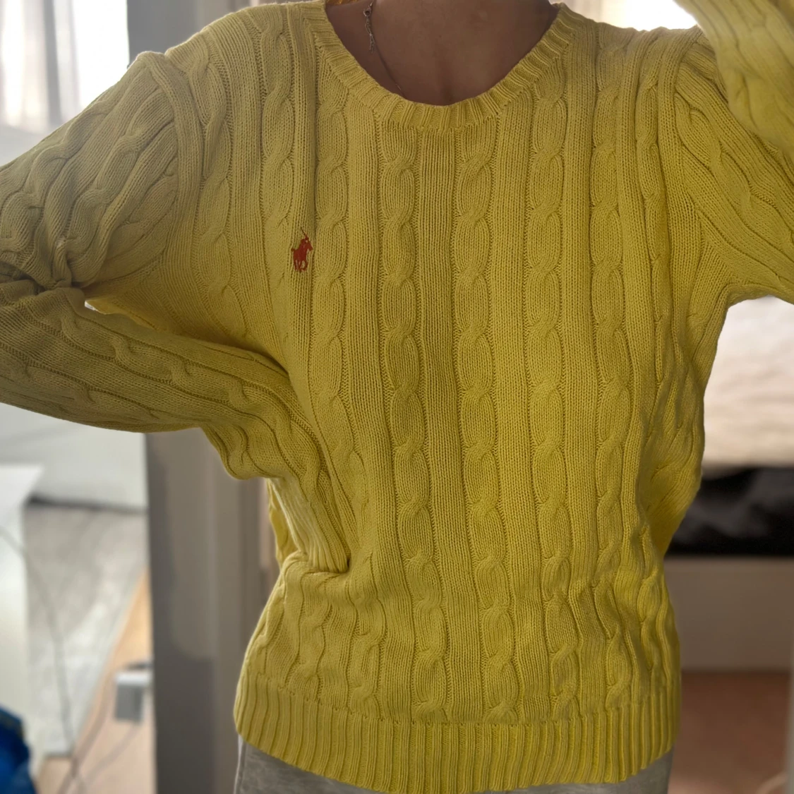 Mysig gul tröja - 91