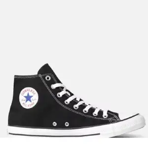 Säljer ett par snygga svarta Converse skor. Superenkla skor som går att styla till mycket. Säljer då de inte kommer till så mycket andvändning. Storlek 36,5 men skulle säga att det är som ett par 37. 💕💕