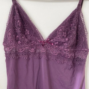 Nattlinne  - Söt neglige/nattlinne från Love to Lounge i nylon och elastan med spets, rosett och justerbara axelband. Använd men väl omhändertagen, ytterst liten skråma, någon millimeter, syns knappt (bild 5) annars fint skick. Stretchig. Byst:35cm Midja:40cm💜