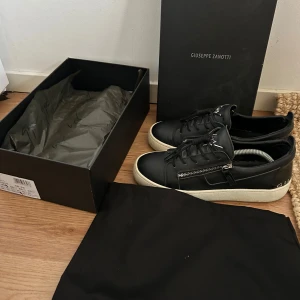 Giuseppe zanotti  - Fint skick. Storlek 41 1/2 Säljer dom då dom inte används längre. 