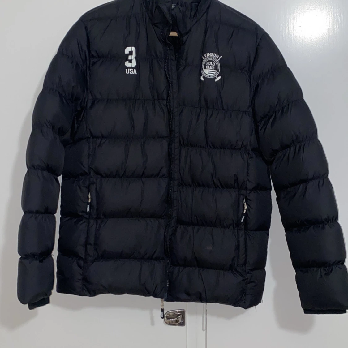 Svart dunjacka med broderad logga - 90