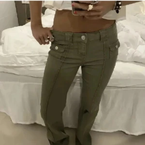 Gröna byxor hm - Trendiga gröna Byxor från hm. Storlek 42 men passar mig som har M💗 (säljer ett par likadana vita på min profil)  !lånade bilder!  💛kan mötas i Stockholm💛